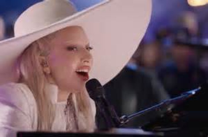 How many octaves can Lady Gaga sing?